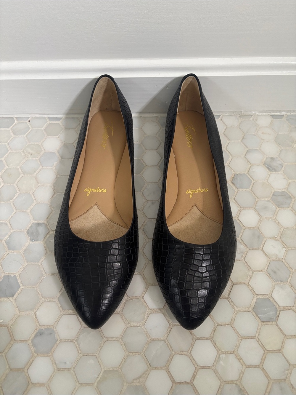 NEW Trotters Black Croc-Embossed Pointed Toe Flats